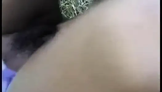 Ateşli zenci bebek soyunuyor ve sonra büyük siyah yarağı emiyor