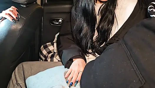 Мы пошли за покупками с парой друзей в машине, и мы вчетвером в конце концов занимаются сексом в машине.