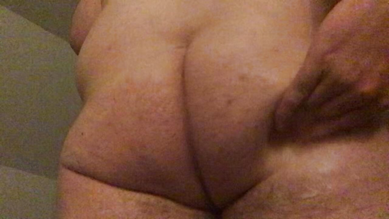 Naked Chub Shakes and Jiggles His Big Fat Oiled Up Ass in Slow Motion