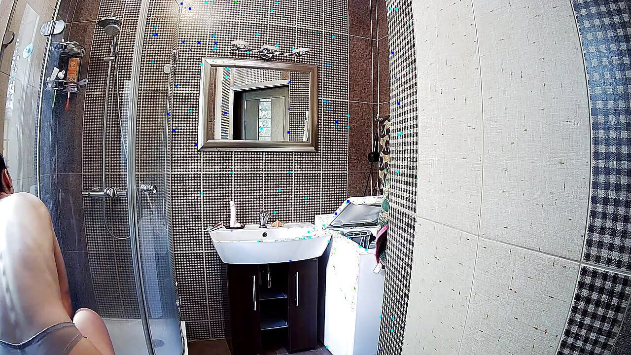 샤워: 뜨거운 몸집이 작은 소녀 Stella 그녀의 뜨거운 샤워 시간을 즐기고