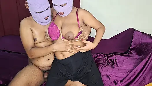 Tamanna, eine indische hausfrau, wurde allein von ihrem schwager erwischt, der sie fickte, indem er seinen schwanz in ihre muschi stoße