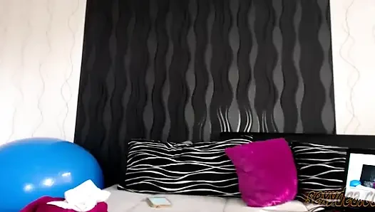 Yağlanmış ve takılı büyük götlü genç sexydea