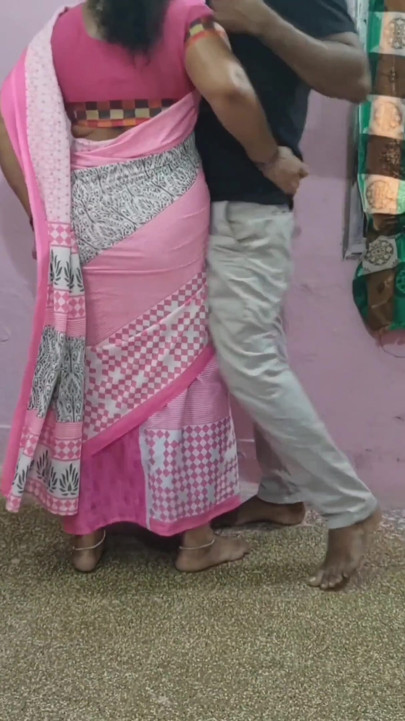 Hot Desi husmor fanger vannleveringsfyren for en vill anal creampie | Klipp 1