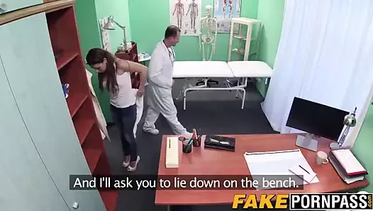 Un docteur traite sa patiente avec sa bite et lui claque la chatte