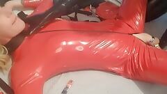 Maminsynek w czerwonym kombinezonie z PCV używanym przez gumę dopasowaną Dom