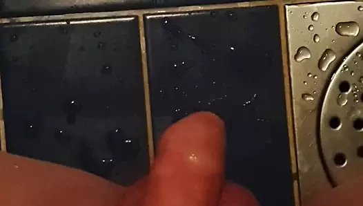 Küçük penisli şişman adam kendini işiyor