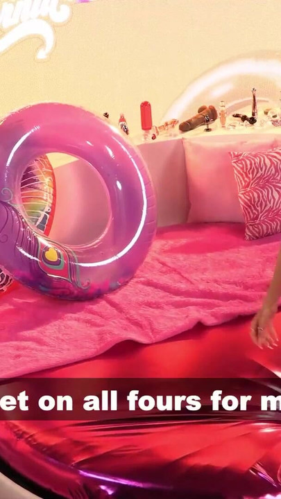 Momento sbalorditivo da "Video scioccante: famosa modella brasiliana sorpresa a baciare la sua migliore amica durante una sessione di make-out!"