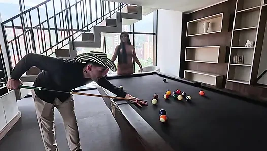 Sekretärin wird zum ersten mal in den arsch gefickt und hat es eng