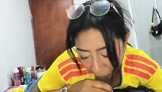 Setelah pertandingan, saudara tiri saya merekam saya memberinya seks oral yang kaya