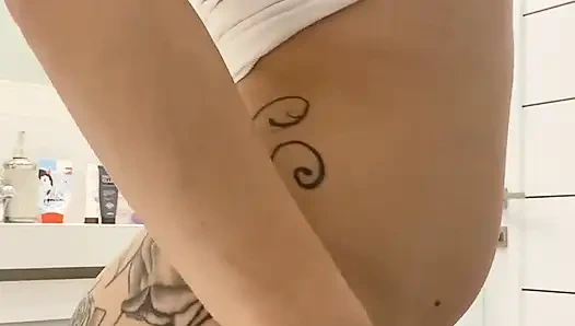 Permainanku yang manis dan lancar di kamar mandi