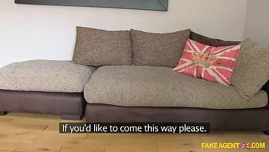 Fake Agent uk- iki yaramaz kuş spotligh'i ve bir kalça yarağını paylaşıyor