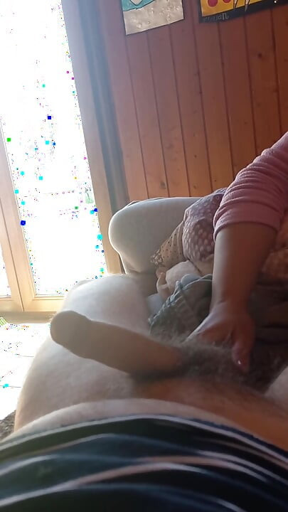 Tachinare cu orgasm - Labă rapidă pe canapea înainte de a pleca - Mângâieri rapide și joc cu coaie, VEDERE LA PERSOANA 1
