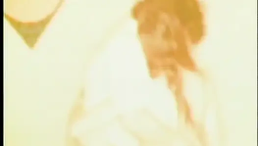 Лесбиянки лижут киску в тройничке, трахаются в винтажном видео