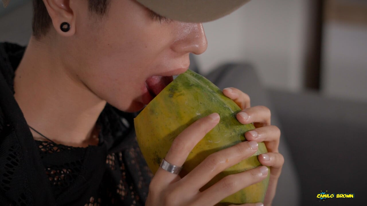 Asian Twink rodzi soczystą papaję - domowej roboty światło ciała jebanie