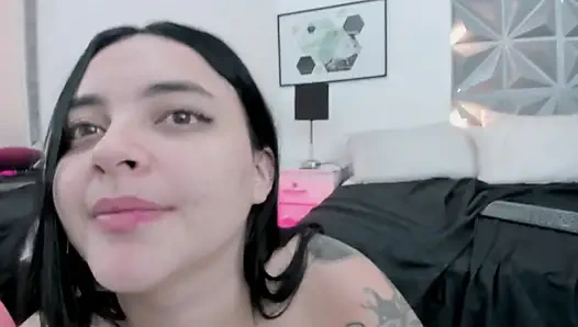 Eine sehr geile und vollbusige Latina benimmt sich wie eine schlampe vor ihrer Schlafzimmerkamera.