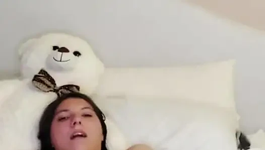 Anal bakire boşalana kadar tıkaç dildo kullanıyor!