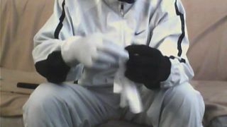 Балаклава, латексные перчатки и спортивный костюм Nike