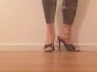 Đi bộ trong áo lót màu đen và giày cao gót sexy mules