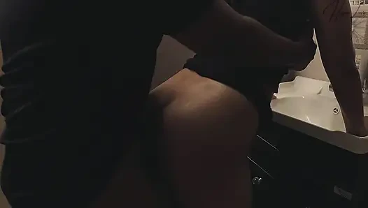 Süße stiefschwester im wohnzimmer mit großem stiefbruder