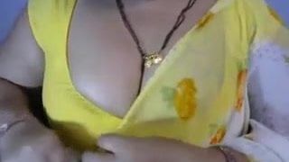 Bhabhi seduce il suo dewar in abito giallo