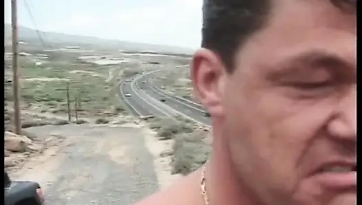 Bazı sürücülere yarağı dava eden olgun sürtükler için yolda seks