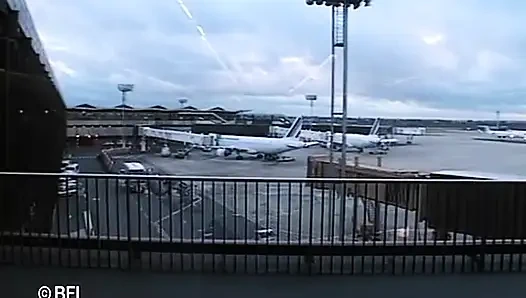 Милфа с большими сиськами старому трахается в задницу в горячем тройничке