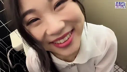 Прогулка с голым соском, где переполненные глаза искры горячий, тугий пик на ее взводной стадии кончиков.2