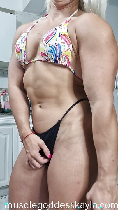 もっと近くに来て、この筋肉を感じてみて