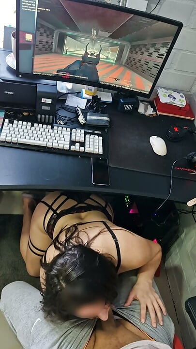 Rżnę swoją gamerową przyrodnią kuzynkę