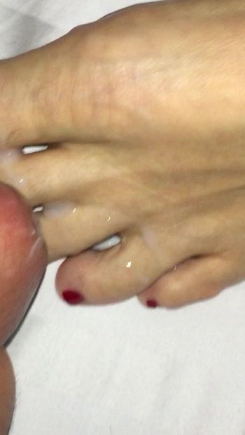 Cum en los dedos de los pies de la esposa