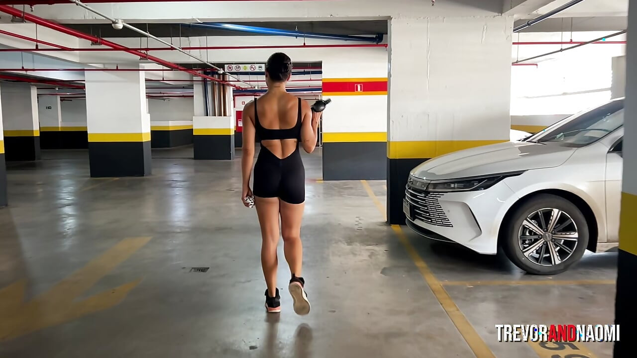 체육관이 끝난 후, 그녀는 저항할 수 없었고 우유가 나올 때까지 나를 간호했다.