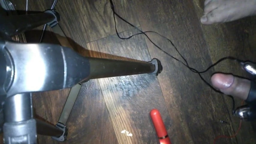 Cưỡi một đen dildo cumming tay tự do