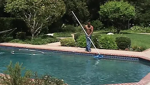 Блондинке-крошке отдолбил ее тугую задницу огромный большой черный член