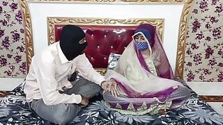 Pakistaanse jongen haalt mooie Indiase vrouw over om seks te hebben en neukt haar hard