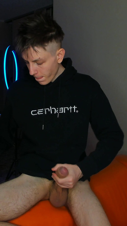 Възбуден колежански мъж обдига огромен кур до експлозивно свършване