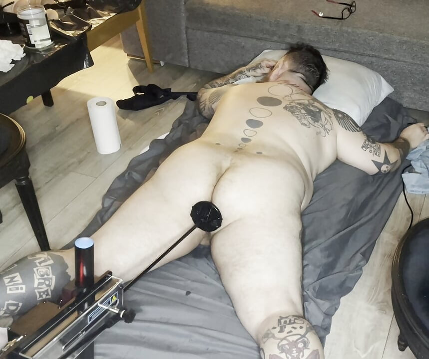 Fuck machine fucks my big ass on the stomach big orgasm