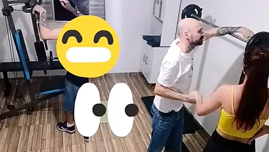 Ehefrau betrügt ihren Mann im Fitnessstudio hinter seinem Rücken!