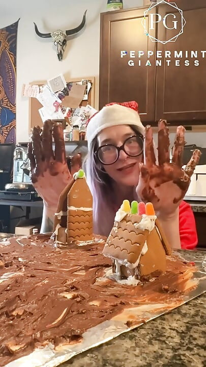 73 Giantess w 8-calowych obcasach ozdobi Pierniczą Wioskę