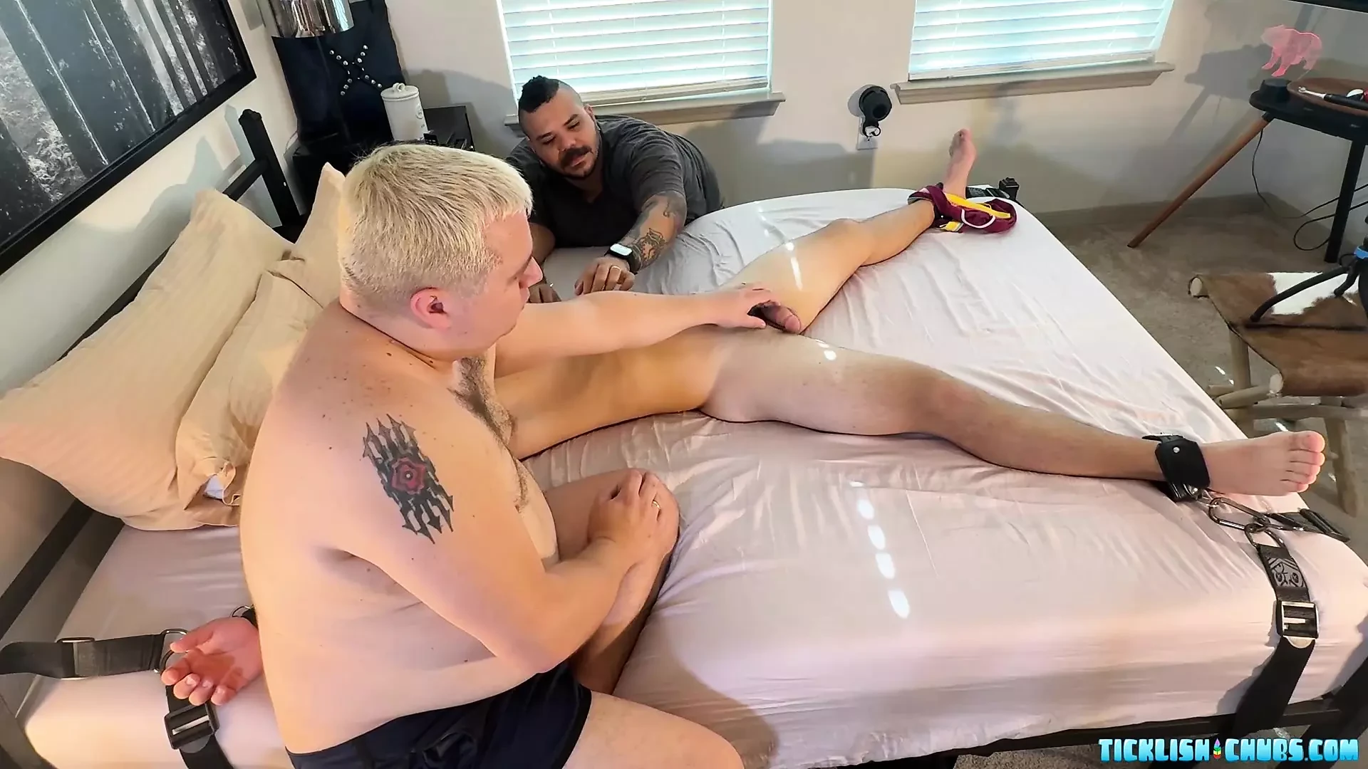 TicklishChubs: Ο Μπόμπι βογκάει ενώ τον γαργαλάνε και τον πειράζουν ο παχουλός Ματ και ο JD