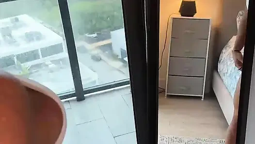 Zinde sarışın Denise Anders harika bir egzersiz yapıyor