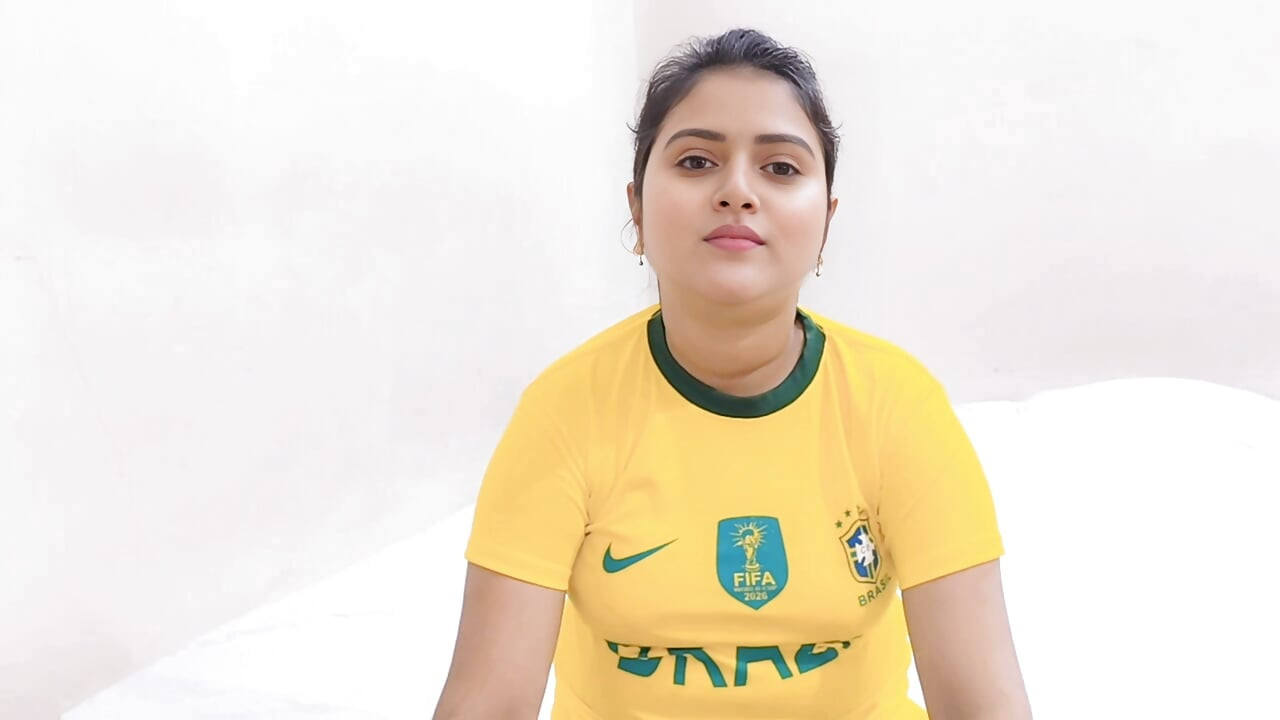Meio-irmão fodendo sua linda meia-irmã enquanto aposta em um jogo de futebol. (Áudio completo de Bangla)
