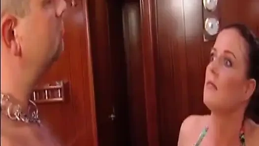 Cewek jalang ini nyepong kontol dan dicrot di muka di luar ruangan