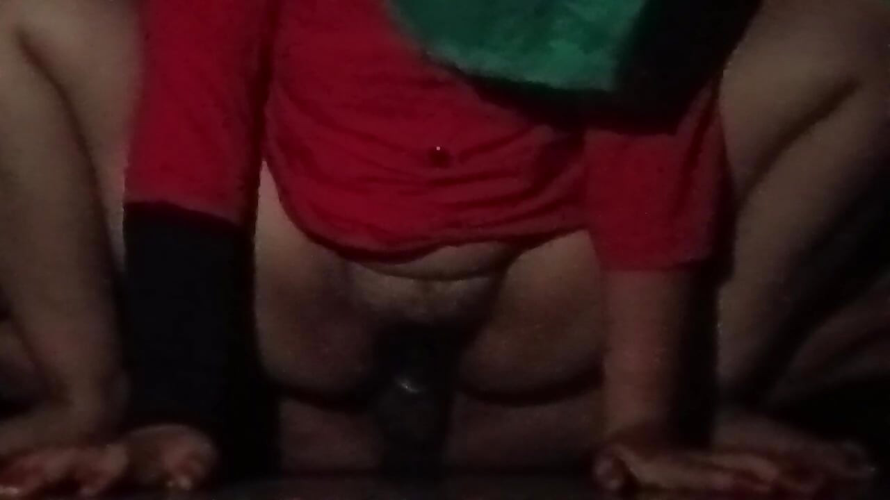 Mostohanővére meggyőzi mostohatestvérét, hogy szexeljen, miután egyedül találta a szobában