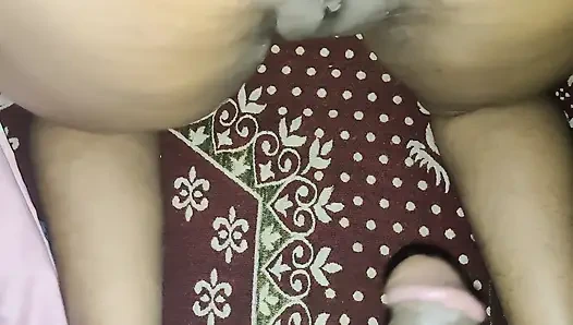 Bihari köyü Sarpanch'ın olgun karısı genç hizmetçiyle seks yapıyor