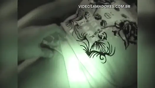 Молодая пара занимается сексом на диване в гостиной и снимает видео, чтобы посмотреть позже