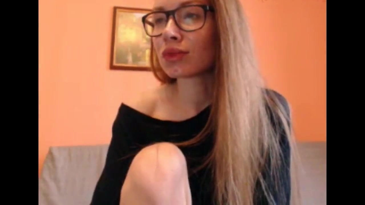 Carina bruna dai capelli lunghi divertendosi, capelli lunghi, capelli