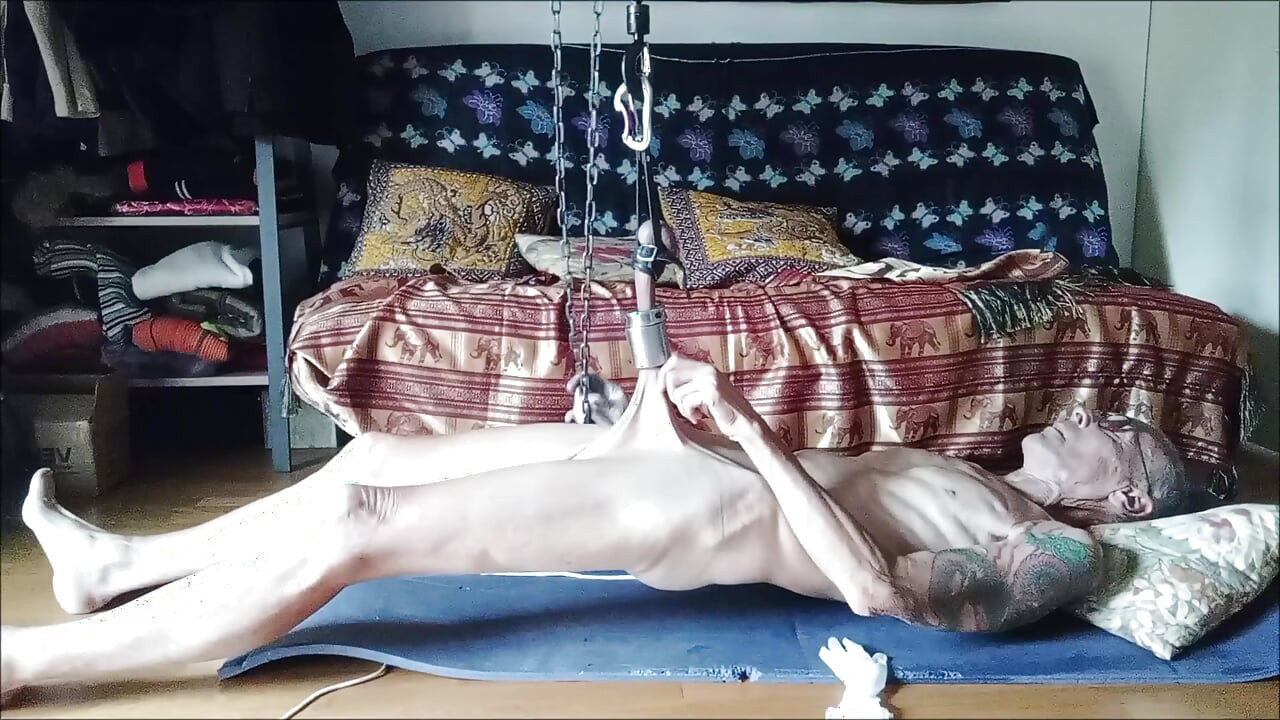 suspension with a hoist by the balls