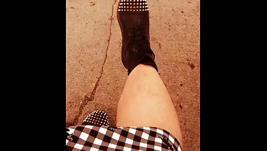 Foto kaki jenjangku pakai kaus kaki dan celana dalam sepatu bot