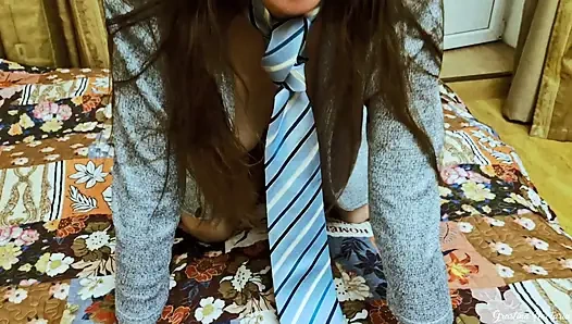 Сосет член и жестко трахается раком в любительском видео от девушки в шляпе