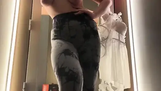 Jucielussie in polizeiuniform und handschellen